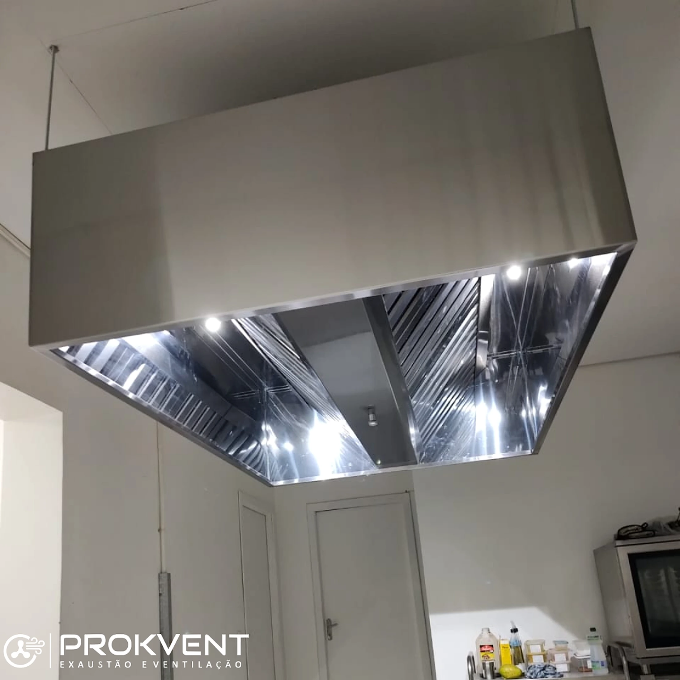 Coifa central sob medida em aço inox com iluminação integrada