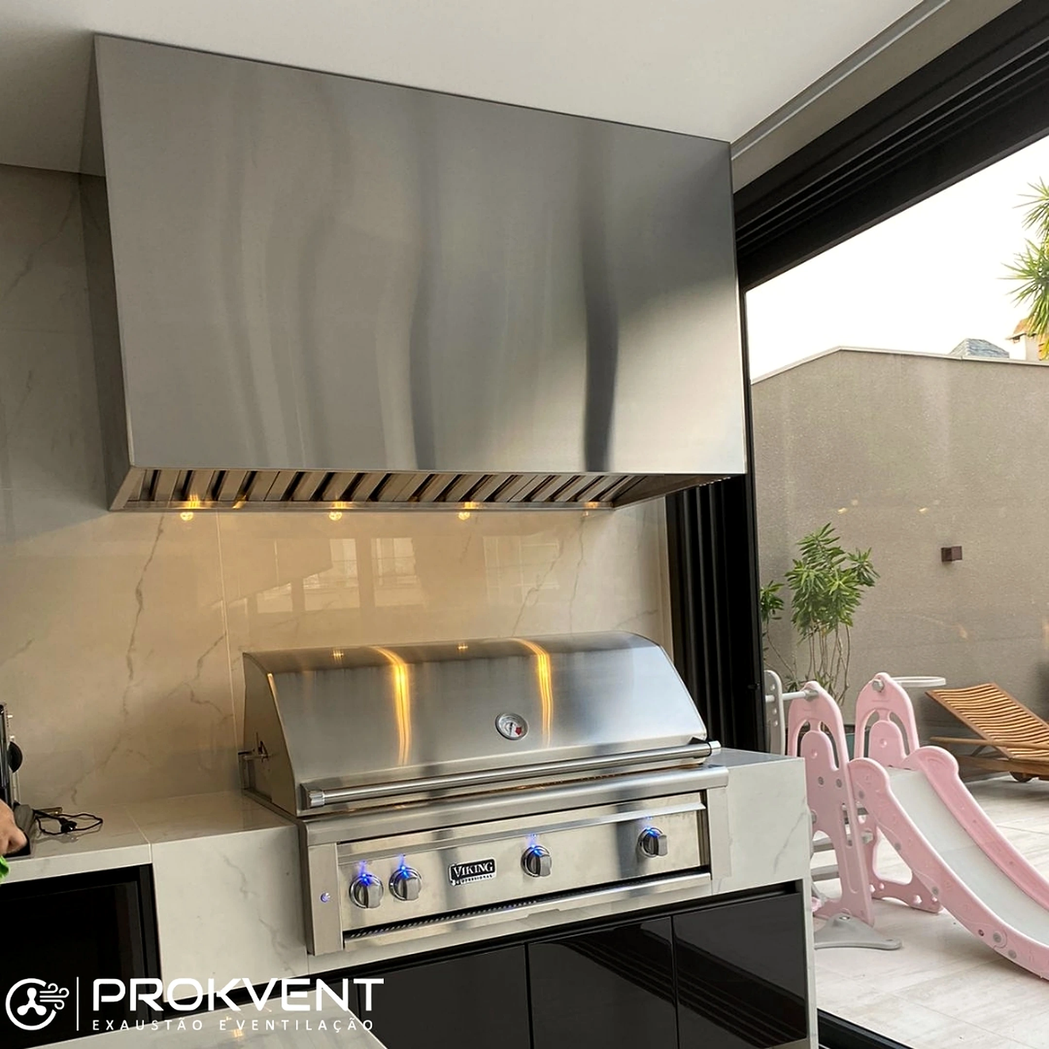 Coifa gourmet em aço inox sobre churrasqueira residencial